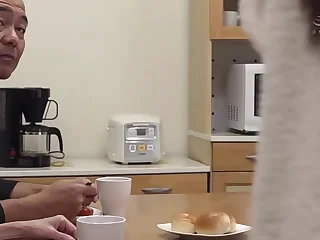 &num;2息子の嫁は、彼の身体で接吻とフェラが上手い性処理巨乳嫁